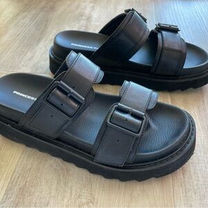 Princess Polly black sandals / slides